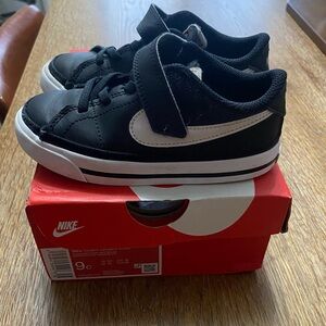 Nike court legacy Kids Black and White Velcro Sneakers 9C EUC